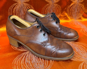 Fab Vintage mid to late 1970s Saturday night fever era light tan brown leather lace up high heel tipped toe shoes.Very Tony Manero.Size 10