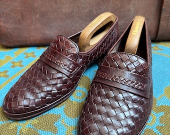 Mocasines vintage de los años 80 o finales de los 70, de color vino burdeos, con tejido de cesta, hechos en Mallorca. Tallas 8 a 8,5.