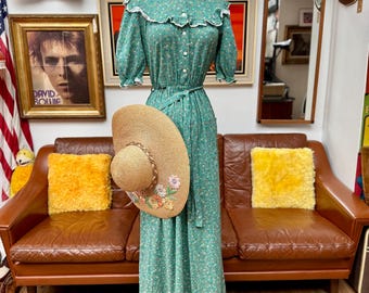 Prachtige vintage lange gebloemde Prarie-jurk uit de jaren 70 met blousonmouwen, ruches aan de hals, gerimpelde strikceintuur in de taille, zeer Laura Ashley. Klein 6-10