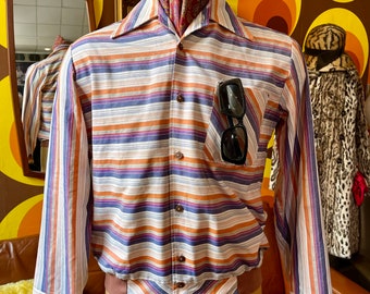 Fab Vintage 1970s hizo el estilo de los años 50 con rayas color caramelo, cuello abierto, cuello camp, cintura elástica, camisa rockabilly-jac.Mediana 39-41”c