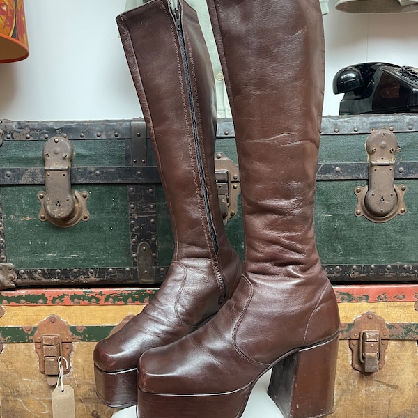 Erstaunliche 70er Jahre kniehohe braune Leder Shellys von Carnaby Street Glam Rock Bowie Plateau Stiefel, 4 & 1 / 4 ”Absatz