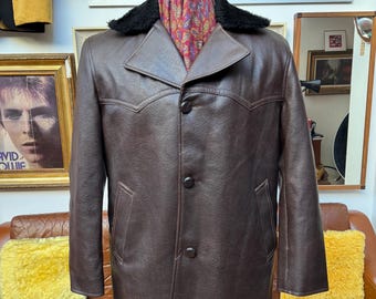 Vintage jaren 60/60 John Collier bruin kunstleer kunstleer tot halverwege het dijbeen Autojas met Schotse ruit voering, kraag van imitatiebont. Medium - Large vg