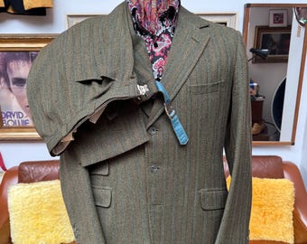 Vintage late 1960s early 70s Roger’s & Daniel’s green mix wool 3 button,single vent suit,frog mouth pockets,matching belt.Medium-42”c,32-34w