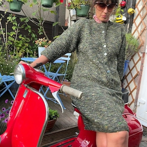 美しいヴィンテージ 1950 年代後半から 60 年代前半のセージグリーンのニットかぎ針編みウールの襟なしジャケットとペンシルスカート。ヒッチコック時代 ミディアム 12-14 インチ