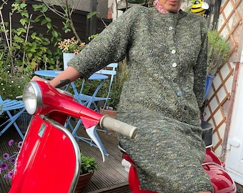 Prachtige vintage eind jaren 50 begin jaren 60 saliegroen gebreid gehaakt wollen kraagloze jas en kokerrok. Hitchcock-tijdperk medium 12-14"