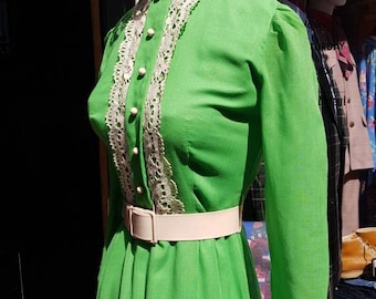 Hermosa Vintage finales de la década de 1960 años 70 de longitud completa verde estilo victoriano psique boho cuello alto con volantes, detalle frontal abotonado. Pequeño 6-8 vgc