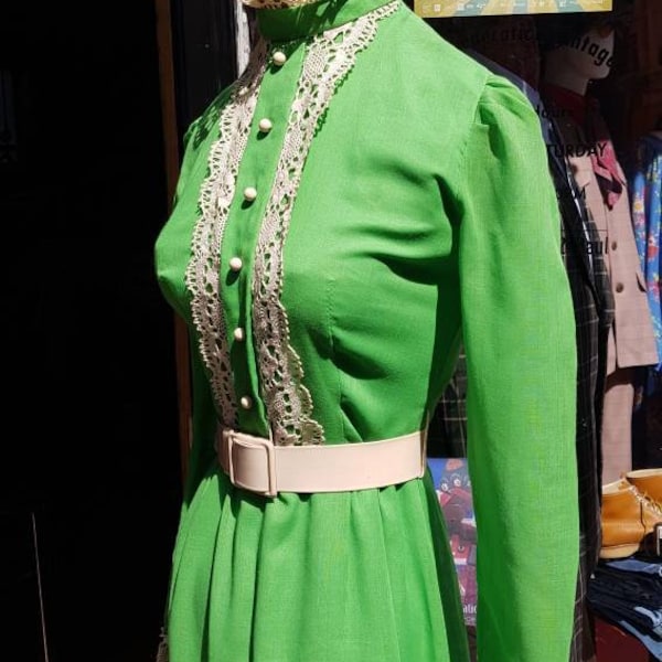 Beau vintage fin des années 1960 années 70 pleine longueur vert style victorien psyché boho haut col ébouriffé, détail avant boutonné. Petit 6-8 vgc