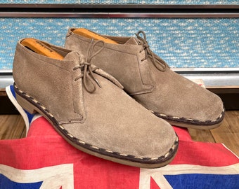 Fab pair of Original Vintage 1960s early 70’s Barker Lazy B half Desert boot suede shoe with stylish stitching detail.Very Mod Size 8 to 8.5