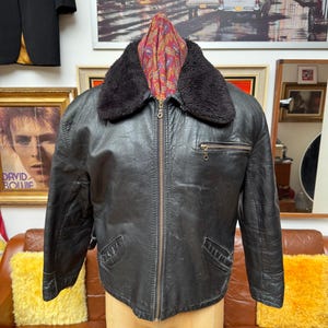 Blouson aviateur vintage des années 1970 en cuir très doux effet vieilli noir avec col en fausse fourrure amovible. Grand 41-43 pouces