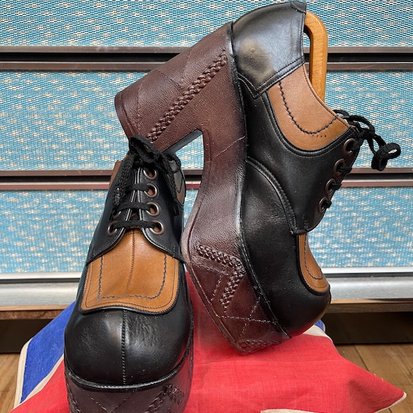 Absolutely amazing Vintage 1970s Kingsway Glam rock Bowie Sweet two tone brown lace up platform shoes with a near 5” heel & 2” sole.Size 8