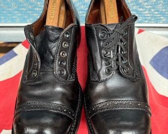 Increíbles zapatos de trabajo militares industriales de cuero negro grueso con suela y tacón completamente clavados. Policía, skinhead, Bovver boy, etc. Reino Unido 7-7.5