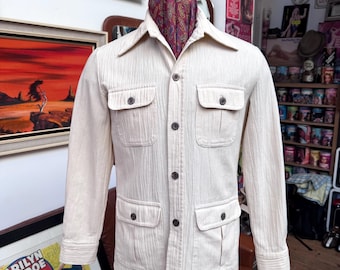 Chaqueta tipo camisa/chaqueta vintage de los años 70, elegante y sofisticada, de polialgodón color crema, estilo safari, con 4 bolsillos funcionales. Talla mediana, muy buen estado.