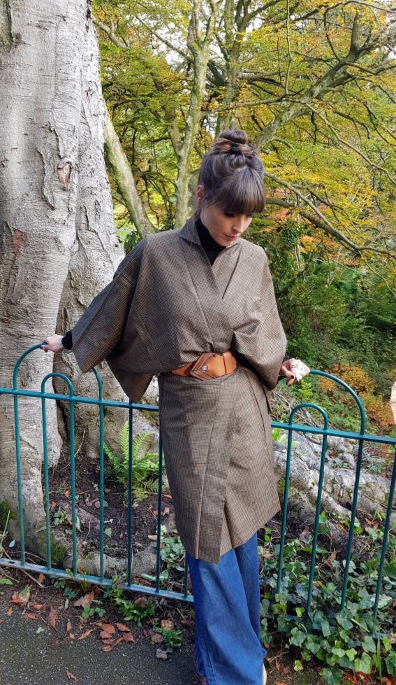 Beautiful Vintage 1970s silk mix brown gold oriental Japanese knee length Kimono robe.Small Medium vgc New romantic androgynous