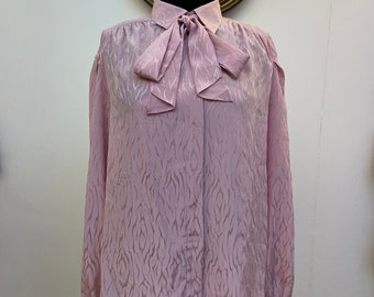 Vintage 1980s 80’s stunning Pretty in Pink abstract pattern Pussybow collared neck secretary blouse S/M 8-12 UK Size.