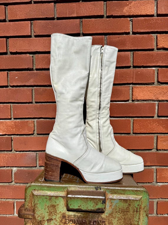 RARE Vintage 1970s White Near Knee High L Stacked Wooden Heel