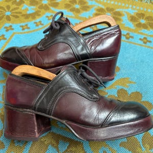 Fab Vintage 1970s 70’s Cherry red oxblood/black 2 tone colour glam rock platform shoes.Size 7.5