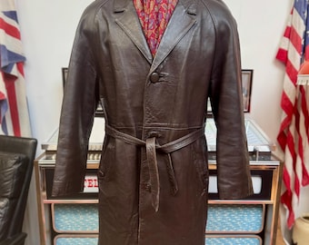 Chaqueta gabardina vintage de cuero marrón oscuro con cinturón y tres botones, modelo Kulka, de mediados a finales de los años 60, en VGC, tallas grandes a XL, pecho de 43 a 44 pulgadas.