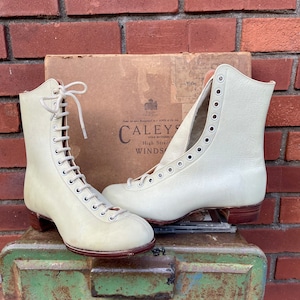 Amazing Vintage Antique deadstock dated 1919 Caleys of Windsor Edwardian Victorian 14 hole cream all leather ankle boots in box. Size 5-6