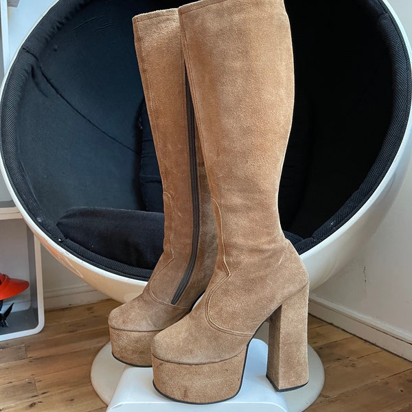 Fab Vintage 1970s 70’s glam rock knee high light tan suede leather platform boots,6” inch heel,2&1/4” inch sole,very good condition.Size 6