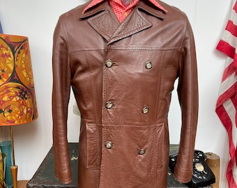 Abrigo cruzado marrón de piel napa suave de los años 70, vintage, espectacular. Muy típico del gánster estadounidense Donnie Brasco. Talla mediana, 39-42 pulgadas.