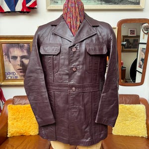 Snygg vintage Norfolk Safari fritidsjacka i mjukt oxblodsläder från slutet av 1960-70-talet. Sartorial Mod Dandy cool. Medium till stor, storlek 40-42 cm, bäst.