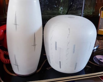 Vintage 1950s 50's vidrio esmerilado bulboso colgante lámpara de sombra de luz, estilo art déco, era atómica Sputnik de 8,5 pulgadas de alto. vgc