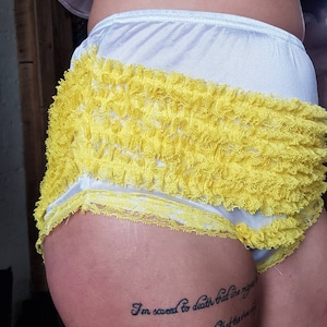 Vintage 1960 60&#39;s cheio de cetim amarelo branco com babados lingerie calcinha calcinha para babydoll camisola camisola. Médio a grande vgc