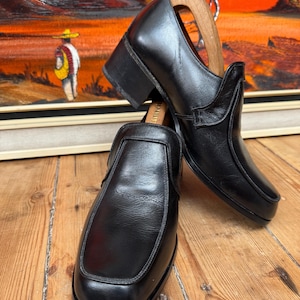 Zapatos Sanders vintage de cuero negro de mediados a finales de los 70, con tacón de bloque de 5 cm, sin cordones, de la época de la fiebre del sábado noche. Talla 6, muy bien conservados.