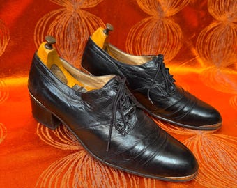 Fab Vintage mid to late 1970s Saturday night fever era soft black leather lace up high heel tipped toe heel shoes.Very Tony Manero.Size 8
