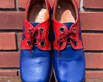 Super Vintage Ende 1960er Psyche Freakbeat Ära blau / rot Leder Dorian of London 2-Loch Holzabsatz Derby Schuhe, große Messingösen, Größe 7.