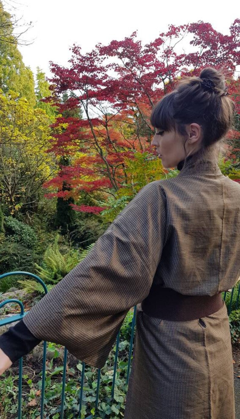Beautiful Vintage 1970s silk mix brown gold oriental Japanese knee length Kimono robe.Small Medium vgc New romantic androgynous