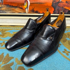 Zapatos vintage de cuero negro de mediados de los años 70, de tacón cuadrado de 1 3/4 pulgadas de alto, sin cordones, de la época de la fiebre del sábado noche. Talla 6 a 6.5 vgc.