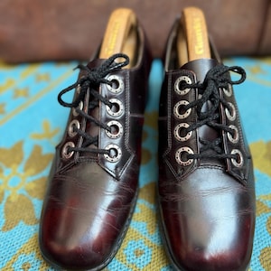 Fab late 1960s early 70s 4 large eyelets dark burgundy psychedelic freakbeat Suedehead northern soul shoes with a slight platform heel.UK 7