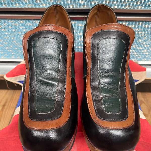 Fab Vintage 1970s 70's black,racing green,light tan slip on Manfield glam rock Bowie 2&1/2” inch heel platform shoes.Slade Sweet.UK Size 9