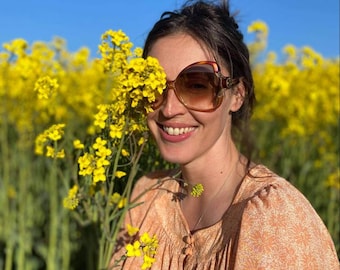 Vestido de verano vintage boho francés con cuello de barco ancho y mangas abullonadas, ajuste holgado con detalle de pliegue en la línea del cuello. Medio a 16 vgc