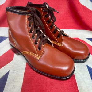 ヴィンテージデッドストック、1970年代後半のDB Safety Footwear BS 1870 6穴スチールトップキャップ、茶色のワークブーツ、黄色のサドルステッチのディテール付き。サイズ8