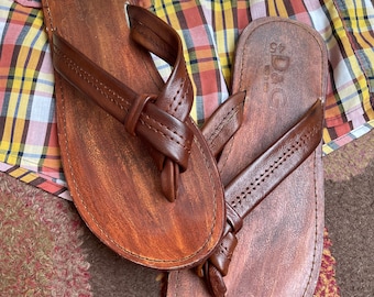 Sandalias romanas con tanga de cuero marrón Dolce & Gabbana de diseñador de calidad, casi no se usan. Reino Unido 9-10 Euro 43/44, EE. UU. 10-11 vgc