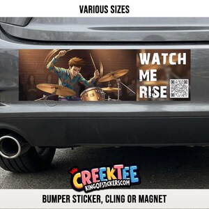 Könnte beinhalten: Rechteckiger Stoßstangenaufkleber mit einem Schlagzeuger, der ein Schlagzeug spielt. Der Aufkleber hat die Worte "WATCH ME RISE" in weißen Blockbuchstaben. Der Aufkleber hat auch einen QR-Code und die Worte "VARIOUS SIZES".
