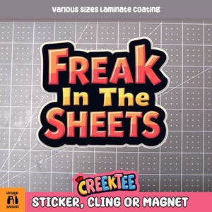 Può includere: Un adesivo, un cling o una calamita con il testo "FREAK In The SHEETS" in un font colorato e stratificato. L'adesivo è su uno sfondo a griglia rosa e bianca.