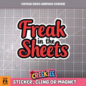Può includere: Adesivo rosso e nero con il testo "Freak in the Sheets" e il logo "Creekteee" sotto. L'adesivo è su uno sfondo a griglia grigia. L'adesivo è disponibile come adesivo, cling o magnete.