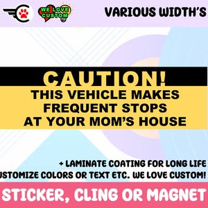以下が含まれることがあります： 「注意！この車はあなたの母親の家によく立ち寄ります」と書かれた黄色と黒の警告標識。標識は、「WE LOVE CUSTOM」と「VARIOUS WIDTH'S」というテキストが書かれたカラフルな背景の上にあります。