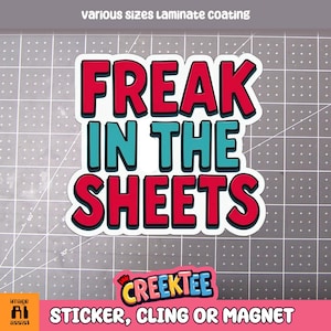 Può includere: Un adesivo, un cling o una calamita con il testo "FREAK IN THE SHEETS" in lettere rosse, blu e bianche. L'adesivo è su uno sfondo a griglia grigia. Il testo "CREEKTEE" è nell'angolo in basso a destra.