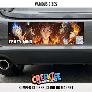 Könnte beinhalten: Rechteckiger Autoaufkleber mit dem Text "CRAZY MIND" und einer Anime-Illustration einer Person, umgeben von Uhren, Sanduhren und Flammen. Er enthält einen QR-Code. Das Logo "CREEKTEE KINGOFSTICKERS.COM" befindet sich unten.