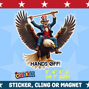 Puede incluir: Una pegatina, un adhesivo o un imán con un dibujo animado de Tío Sam montando un águila calva con un bate de béisbol. El águila vuela con las alas extendidas. El fondo es una bandera estadounidense roja, blanca y azul. El texto "HANDS OFF!" está escrito debajo de la imagen. La pegatina está disponible en tamaños de 3", 4", 5", 6" o 7".