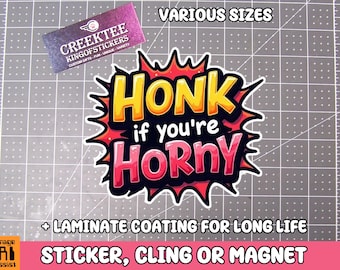 Può includere: Un adesivo rosso e giallo con il testo "HONK if you're HORNY" in un font di stile fumetto. L'adesivo ha un rivestimento laminato per una lunga durata e  è disponibile come adesivo, cling o magnete.