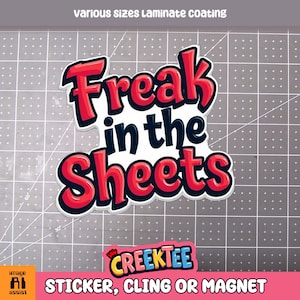 Può includere: Adesivo rosso e nero con il testo "Freak in the Sheets" e il logo "CREEKTEE" sotto. L'adesivo è disponibile come adesivo, cling o calamita.