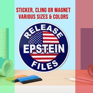 Może przedstawiać: Okrągła naklejka lub magnes z białym napisem "RELEASE EPSTEIN FILES" na niebieskim tle. Projekt zawiera flagę amerykańską. U góry znajduje się tekst "STICKER, CLING OR MAGNET VARIOUS SIZES & COLORS".