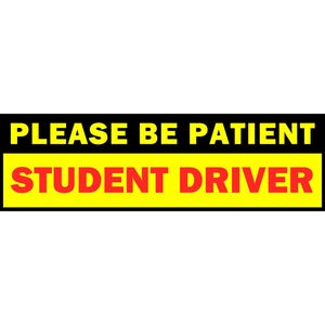 Peut inclure: Un panneau jaune et noir avec le texte "PLEASE BE PATIENT STUDENT DRIVER" en lettres rouges.