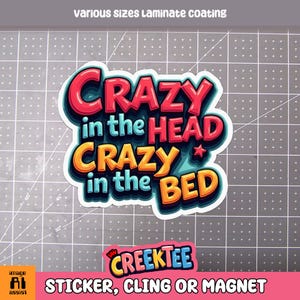 Può includere: Un adesivo, un cling o un magnete colorato con il testo "CRAZY in the HEAD CRAZY in the BED" e il logo "CREEKTEE".