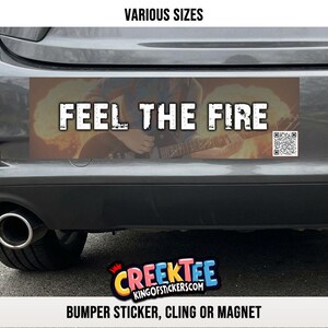 Könnte beinhalten: Rechteckiger Stoßstangenaufkleber mit dem Text "FEEL THE FIRE" in fetten weißen Buchstaben über einem Bild einer Person, die Gitarre spielt. Der Hintergrund zeigt Flammen. Der Aufkleber enthält auch einen QR-Code und den Text "VARIOUS SIZES".